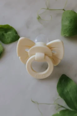 Best Binky Bow Napp Oat White Nappar & Napphållare