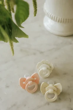 Best Binky Bow Napp Oat White Nappar & Napphållare