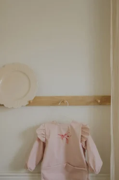 Clearance Långärmad Baby Bib Rosy Bow Nappflaskor & Hakklappar